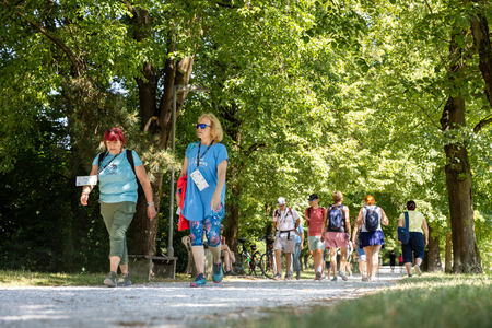 Pot ob reki, ki povezuje (28)